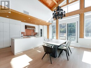 6707-6707 Nelson Ave in West Vancouver, BC - Building Photo - Building Photo
