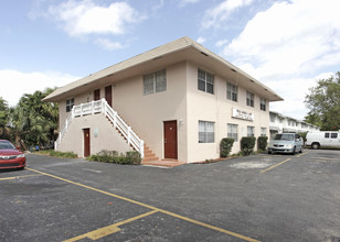 Villa Maria C. in Pompano Beach, FL - Building Photo - Building Photo