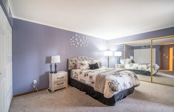 3942 N Oakland Ave, Unit 135 in Shorewood, WI - Foto de edificio - Building Photo