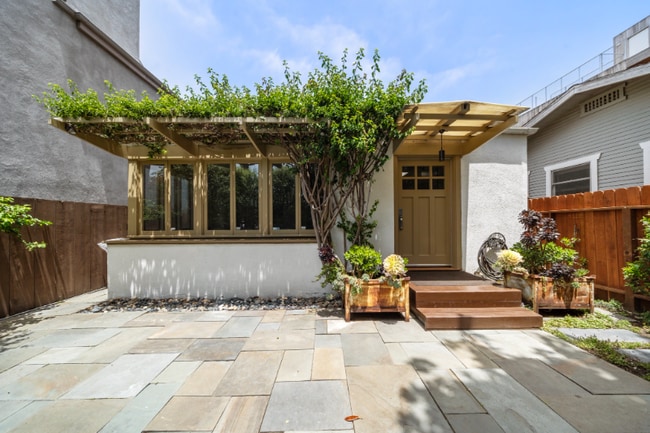 525 Grand Blvd in Los Angeles, CA - Building Photo - Building Photo