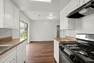 122 W Havner Ln in Houston, TX - Building Photo