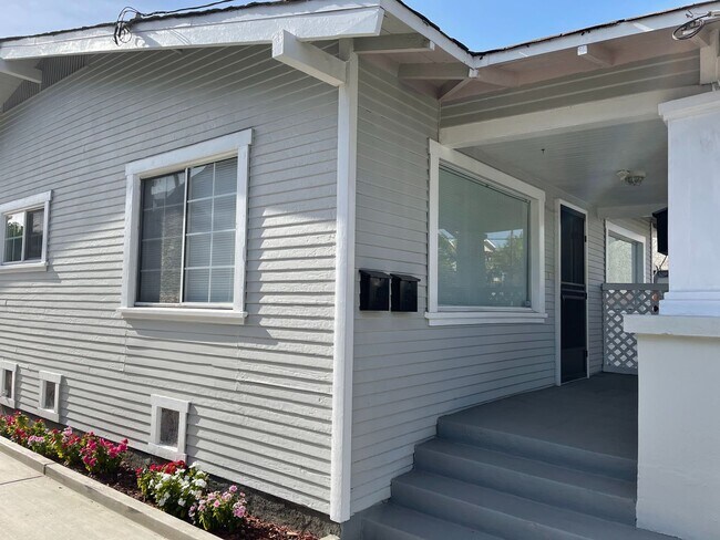 1051 Temple Ave-Unit -Front House in Long Beach, CA - Building Photo - Building Photo