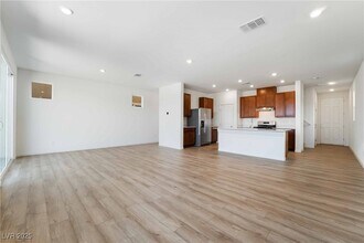 9092 Nostrand Ave in Las Vegas, NV - Building Photo - Building Photo