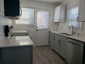 3507 SW Webster St, Unit B in Seattle, WA - Building Photo - Building Photo