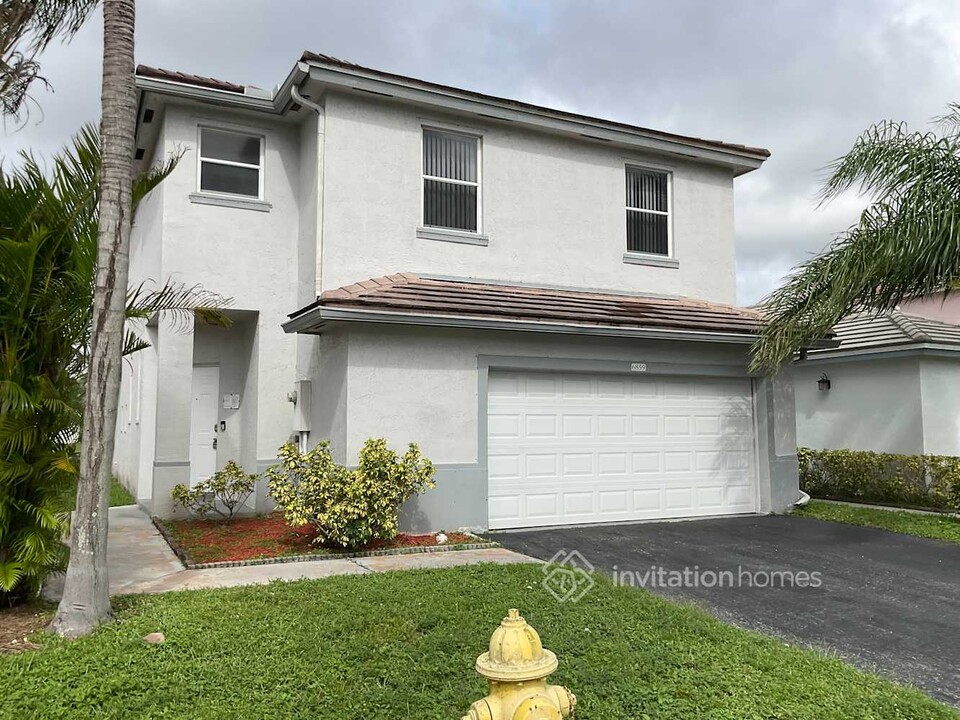 6859 NW 69th Ct in Tamarac, FL - Foto de edificio