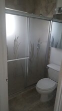 900 SW 7th Terrace, Unit Apt B in Hallandale Beach, FL - Foto de edificio - Building Photo