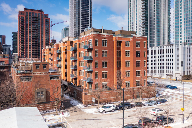 330 N Clinton St in Chicago, IL - Foto de edificio - Building Photo