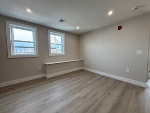 130 Elm St, Unit 2 in Newark, NJ - Building Photo - Building Photo