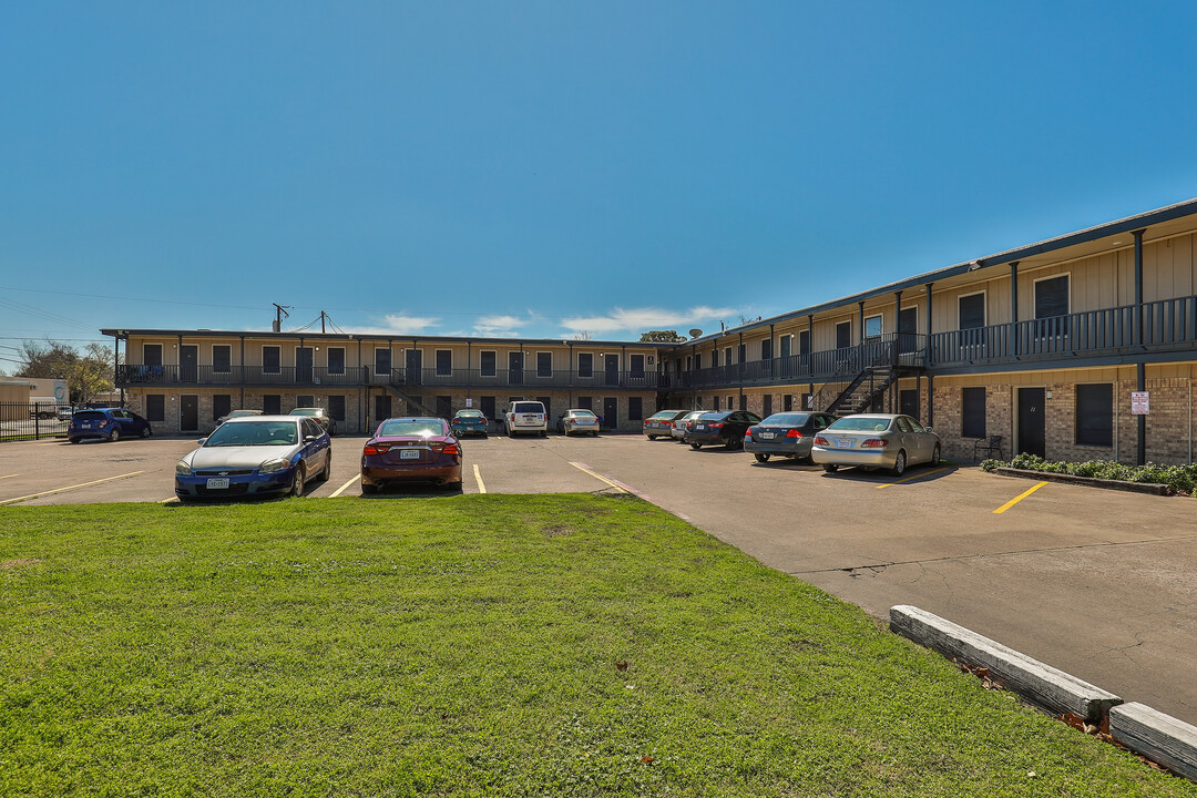 Coral Manor Apartments in Texas City, TX - Building Photo