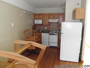 1110 Commonwealth Ave, Unit 404 in Boston, MA - Foto de edificio - Building Photo