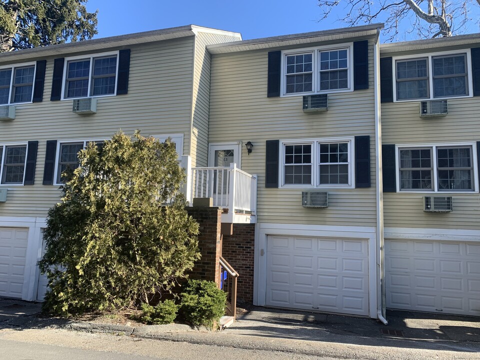 12 Camelot Dr in Norwalk, CT - Building Photo