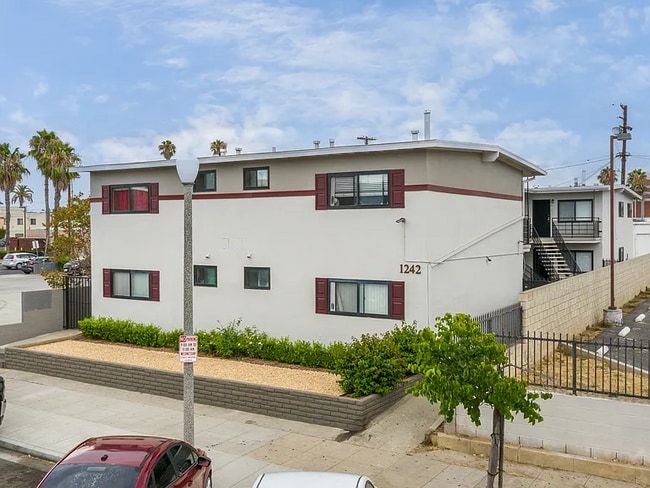 1242 Cedar Ave in Long Beach, CA - Building Photo - Building Photo