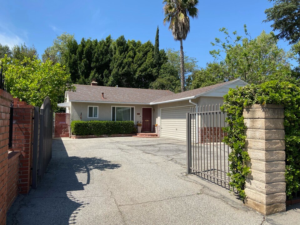 5407 Woodman Ave in Los Angeles, CA - Foto de edificio