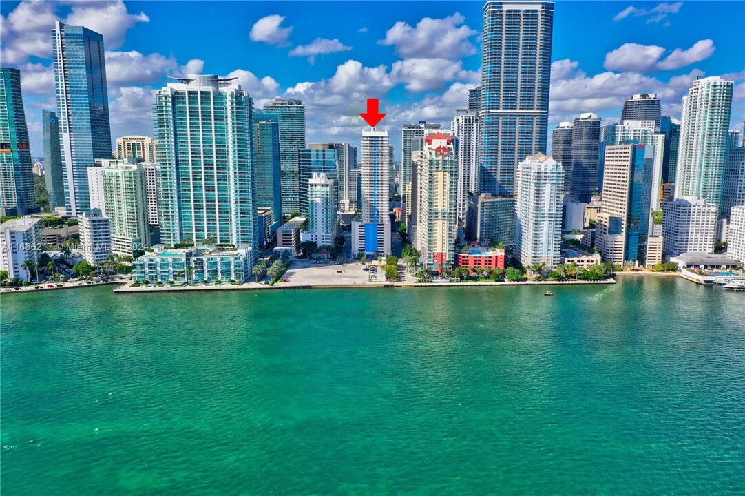 1200 Brickell Bay Dr in Miami, FL - Building Photo