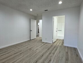 1136 N Escondido Blvd in Escondido, CA - Foto de edificio - Building Photo