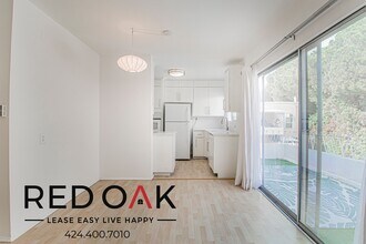 1327 Laurel Ave in West Hollywood, CA - Foto de edificio - Building Photo