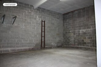 393 Manhattan Ave in Brooklyn, NY - Foto de edificio - Building Photo