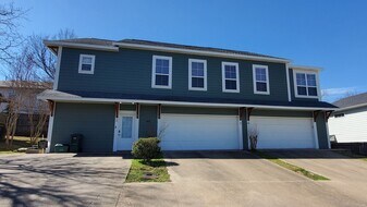 40 E Maple St in Fayetteville, AR - Building Photo