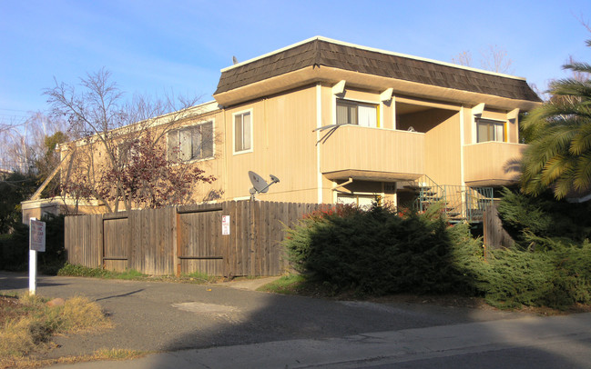 2213 Roselake Ave in Sacramento, CA - Building Photo - Building Photo