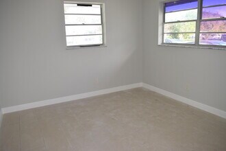 3094 SE Clayton St in Stuart, FL - Building Photo - Building Photo