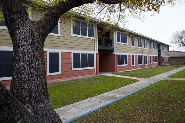 5635 W César E Chávez Blvd in San Antonio, TX - Building Photo - Building Photo