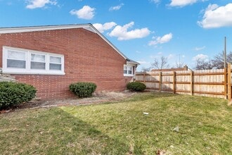 9301 W Auer Ave in Milwaukee, WI - Foto de edificio - Building Photo
