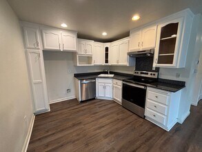 6805 Woodbine Ave in Sacramento, CA - Building Photo - Building Photo