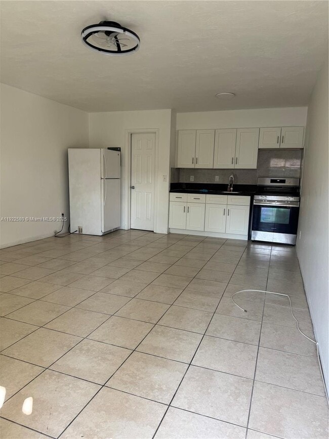 717 NE 1st St in Hallandale Beach, FL - Building Photo - Building Photo