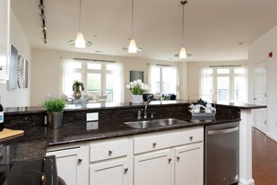 670 Town Center Dr in Newport News, VA - Building Photo