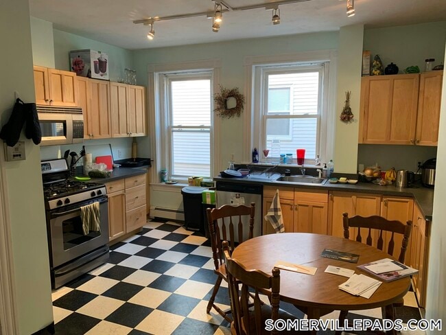 108 Central St, Unit 3R in Somerville, MA - Foto de edificio - Building Photo
