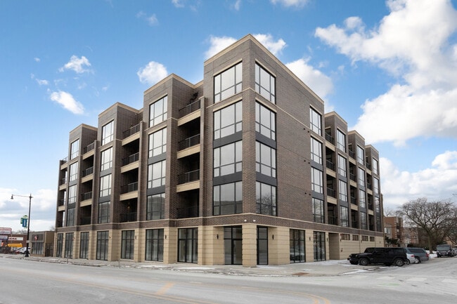 property at 2505 W Farragut Ave