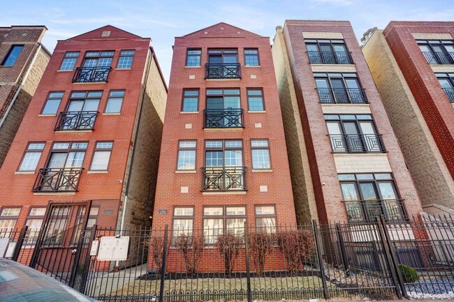 2351 W Harrison St in Chicago, IL - Building Photo - Building Photo