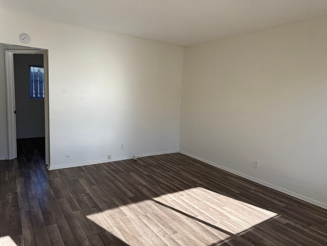 1070 Gardenia Ave in Long Beach, CA - Foto de edificio - Building Photo