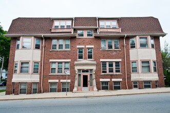 1704 E Locust St in Milwaukee, WI - Building Photo - Interior Photo