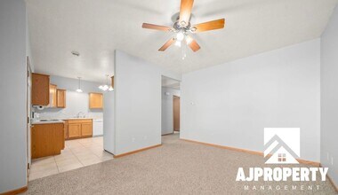 703 N Mundt Ave in Hartford, SD - Building Photo - Building Photo