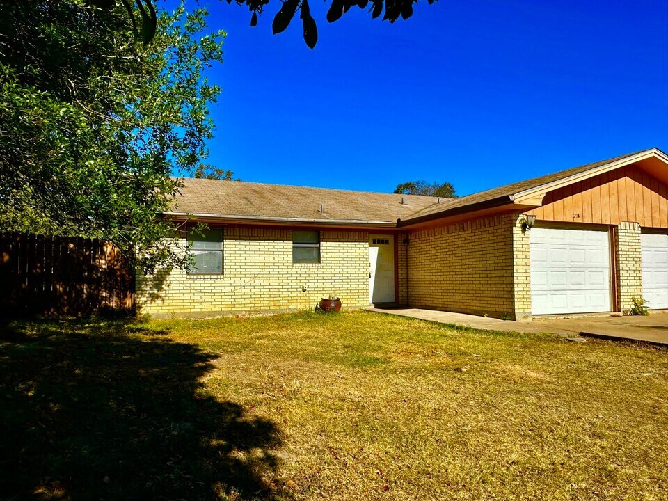214 Mack Hollimon Dr in Kerrville, TX - Building Photo
