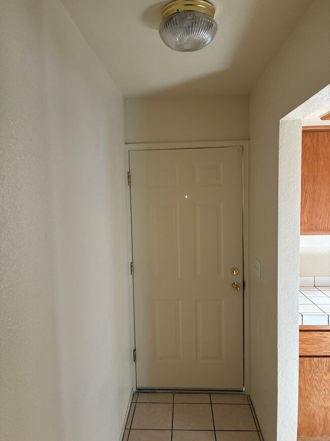690 Kimball St in Hanford, CA - Building Photo - Building Photo