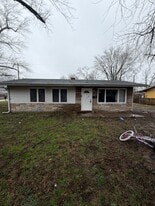 2 E Adams Dr in Sauget, IL - Building Photo