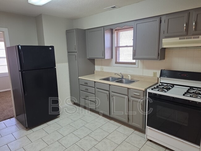 1141 NE Chester Ave in Topeka, KS - Building Photo - Building Photo