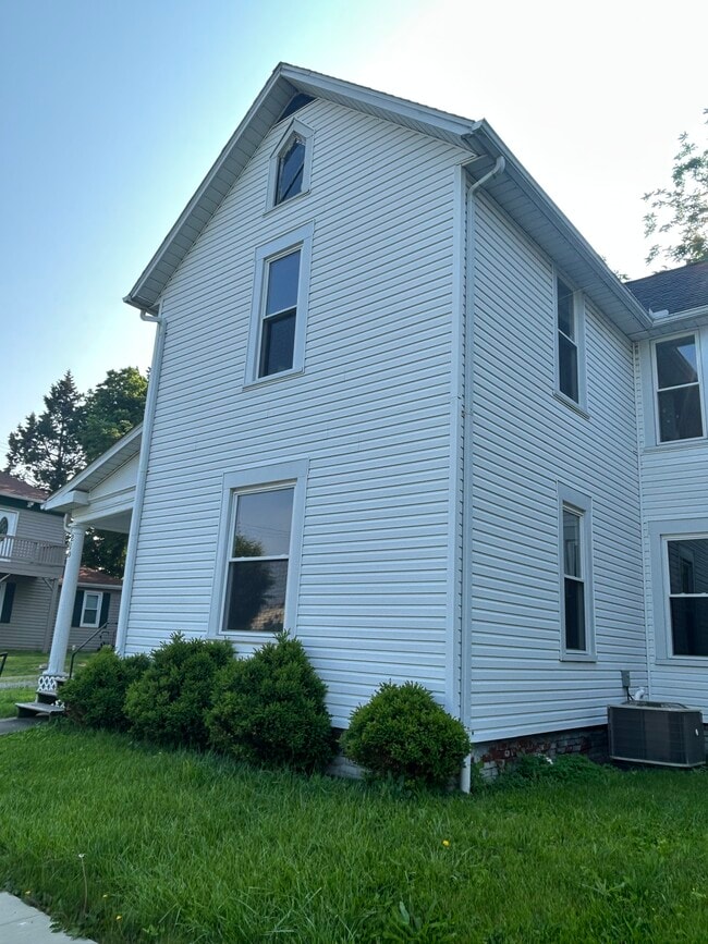 210 S Plum St in Marysville, OH - Foto de edificio - Building Photo