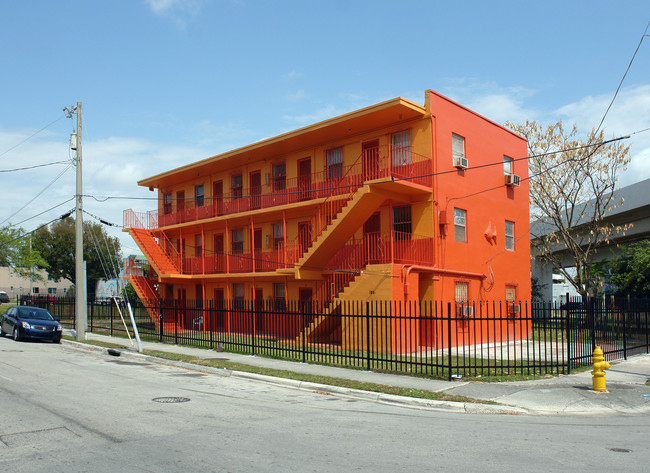 155 NW 10th St in Miami, FL - Foto de edificio - Building Photo