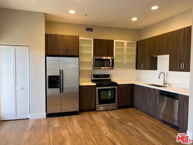 property at 1041 Glendon Ave