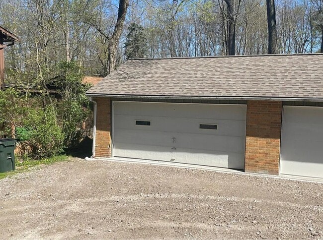 8224 N Akins Rd in North Royalton, OH - Building Photo - Building Photo