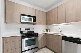 550 W Surf St in Chicago, IL - Building Photo - Building Photo