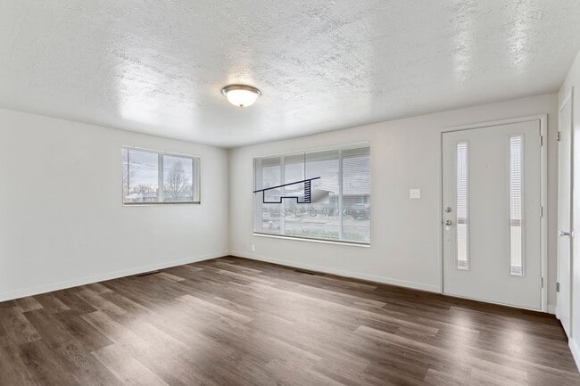 138 Lynnwood Dr in Clearfield, UT - Foto de edificio - Building Photo