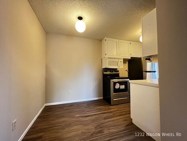 1232 Wagon Wheel Rd in Hopkins, MN - Building Photo - Building Photo
