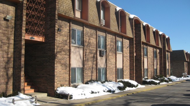 Butterfield Apartments in Hillside, IL - Foto de edificio - Building Photo