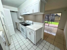 4425 Treehouse Ln in Tamarac, FL - Building Photo