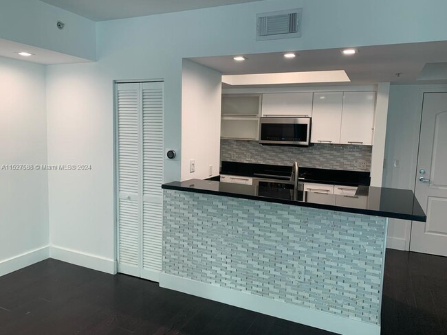 110 Washington Ave, Unit 2316 in Miami Beach, FL - Building Photo - Building Photo