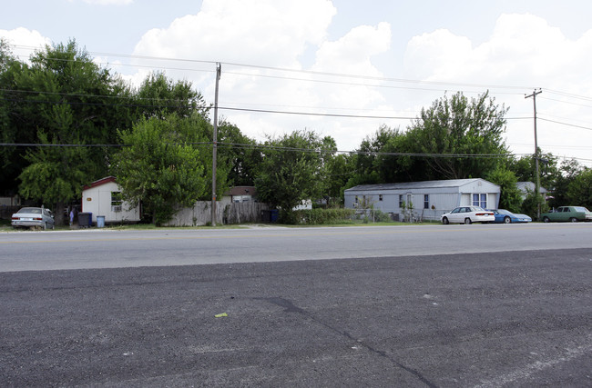 5526 Randolph Blvd in San Antonio, TX - Foto de edificio - Building Photo